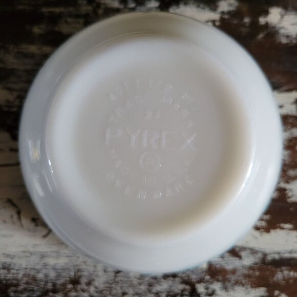 Vintage Pyrex Amish Butterprint Mixing Bowl 1.5 PT #401 Pyrex Nesting Bowl - Picture 5 of 7